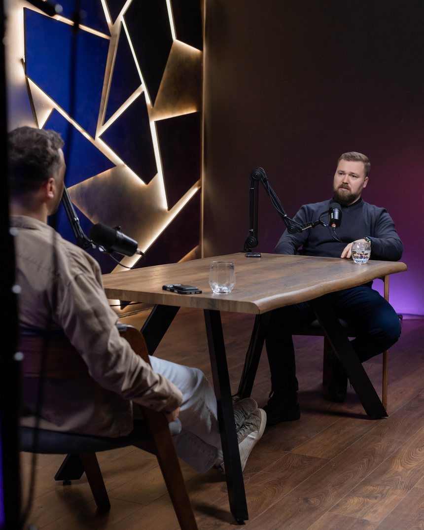 В'ячеслав Писанка під час запису подкасту: розмова за столом у студії з мікрофонами Shure